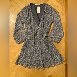 NWT Abercrombie & Fitch Blue and White Floral Wrap Dress $69 Size Small